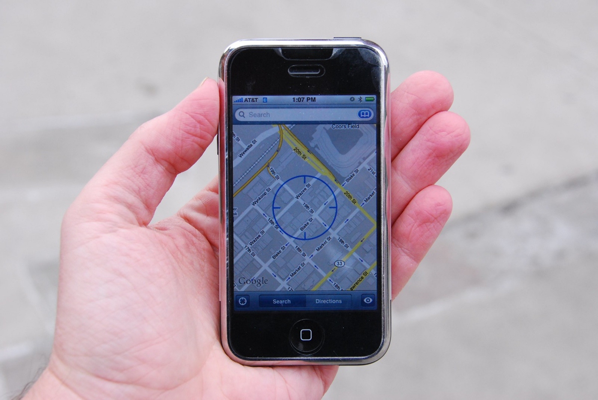 how to see if someone checked your location on iphone